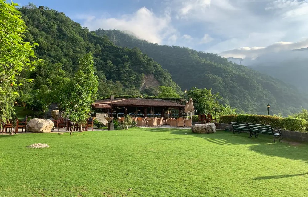 Aloha Apartment by Alka